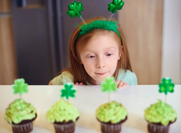 Kind dat heerlijke cupcakes bekijkt