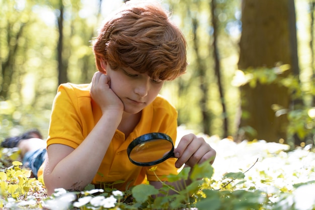 Gratis foto kind dat het bos verkent op milieudag