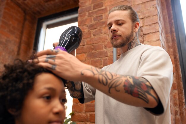 Kind dat zijn haar laat blazen in de salon