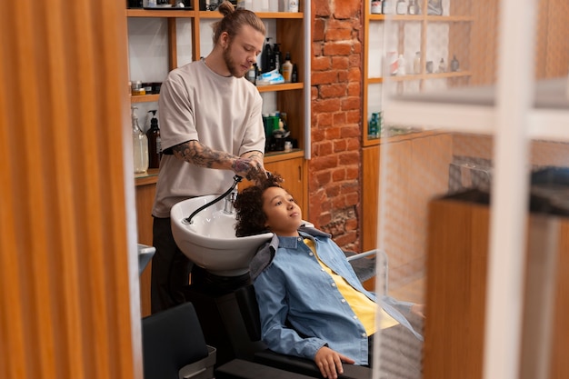 Kind dat zijn haar laat wassen in de salon