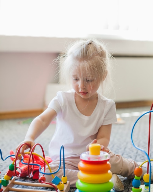 Kind geniet van educatief speelgoed