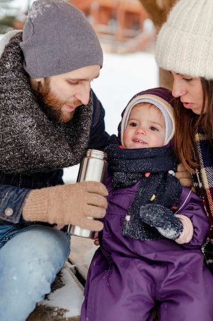 Kind geniet van winteractiviteiten met hun gezin