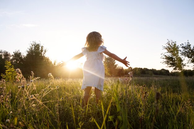 Kind heeft een geweldige tijd in de natuur