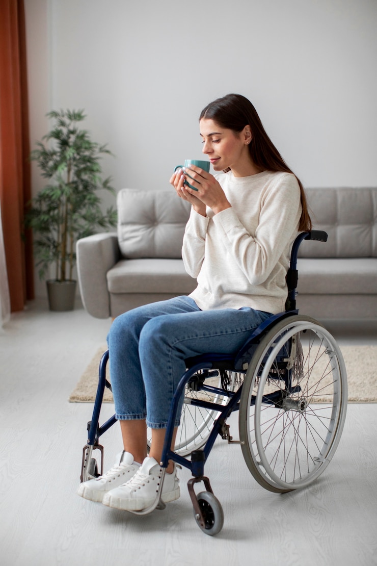 Gratis Foto kind helpt haar gehandicapte moeder