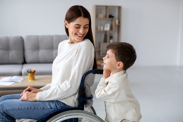 Kind helpt zijn gehandicapte moeder