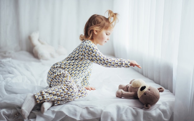 Kind in pyjama