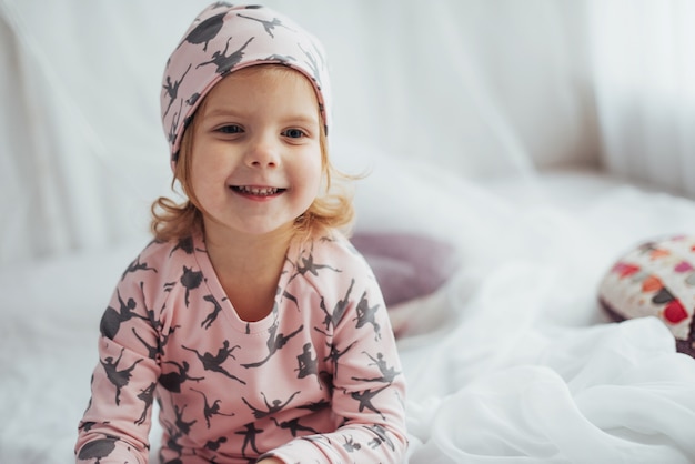 Kind in pyjama