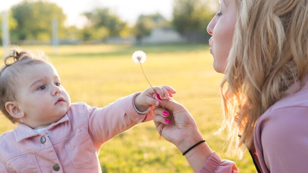 Kind in roze kleren en haar moeder