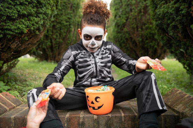 Kind in schattig maar eng skeletkostuum