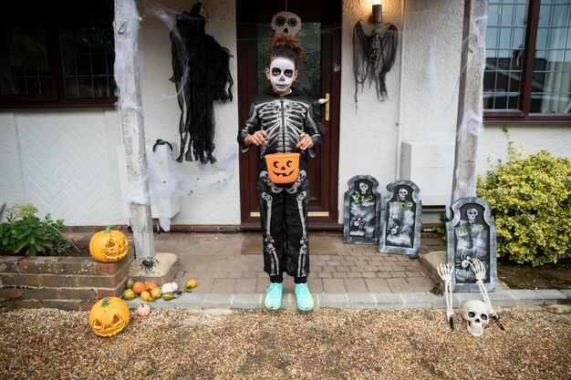 Kind in schattig maar eng skeletkostuum