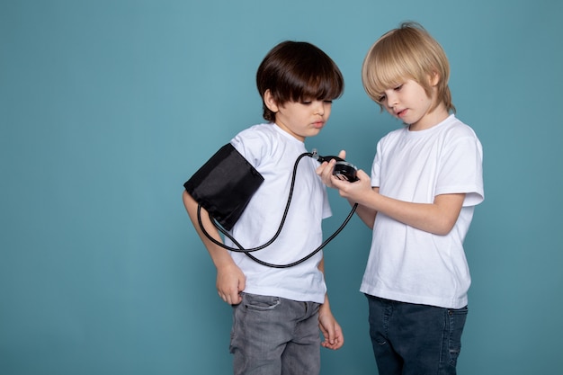 Kind jongens kleine schattige schattige meetdruk in witte t-shirts en jeans