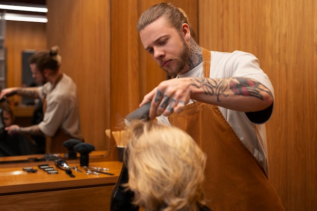 Kind krijgt een knipbeurt in de salon