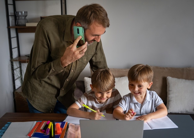 Gratis foto kind krijgt thuis onderwijs