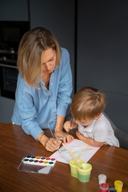 Gratis foto kind krijgt thuis onderwijs