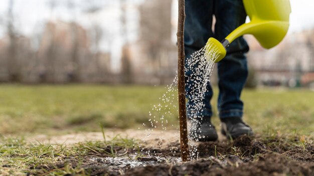 Kind leert een boom te planten