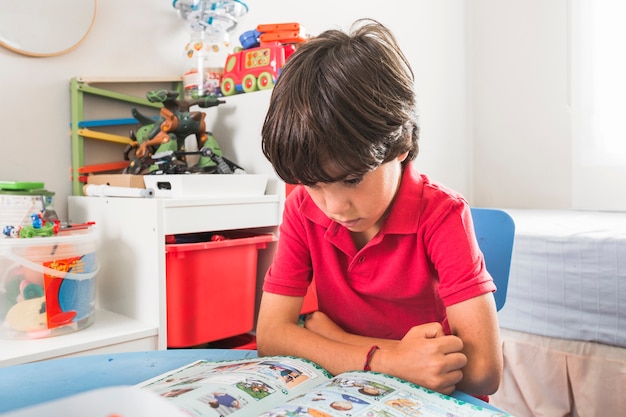 Kind leesboek aan tafel