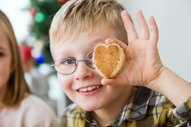 Kind met een koekje in het oog