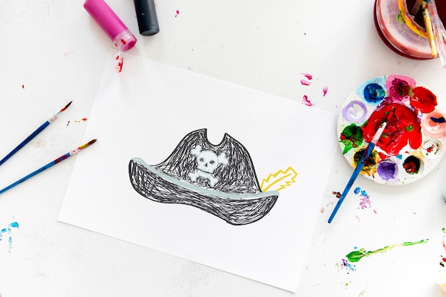 Gratis foto kind met een tekening van piratenhoed