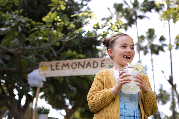 Kind met limonade staan