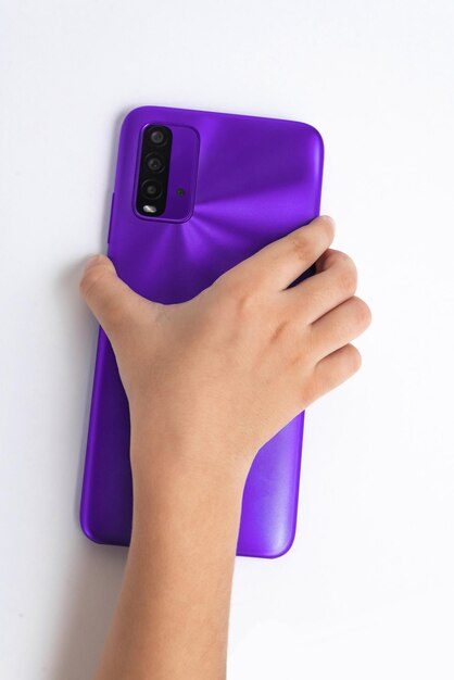 Kind met mobiele telefoon op witte achtergrond