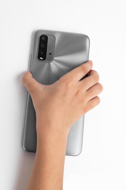 Kind met mobiele telefoon op witte achtergrond