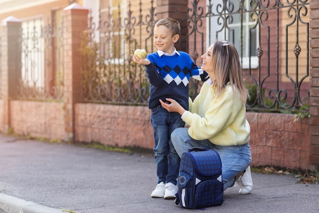 Gratis foto kind op eerste schooldag volledig schot