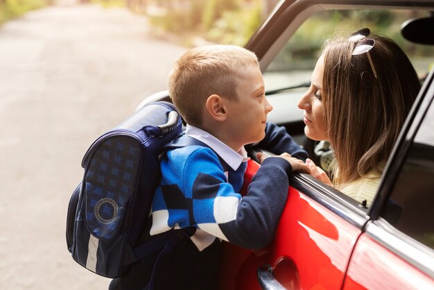 Kind op eerste schooldag zijaanzicht