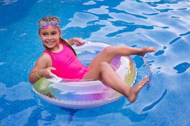 Kind plezier met floater bij het zwembad