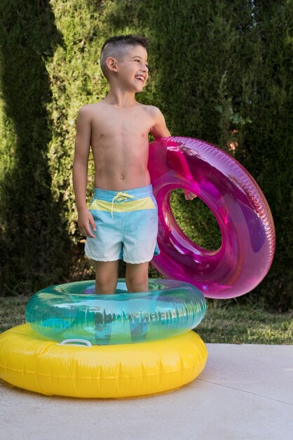 Kind plezier met floater bij het zwembad