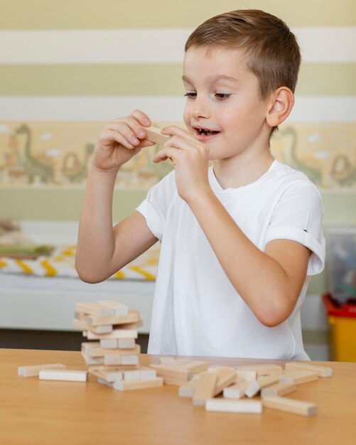 Kind speelt een houten torenspel