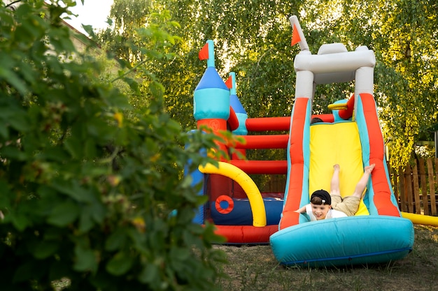 Kind speelt in het vooraanzicht van het springkussen