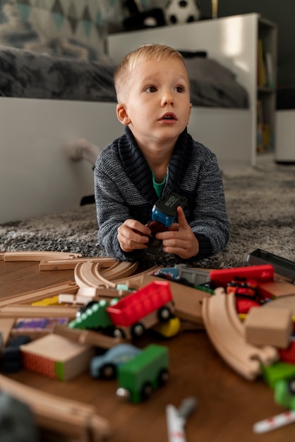 Kind speelt in zijn kamer