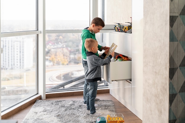 Kind speelt in zijn kamer