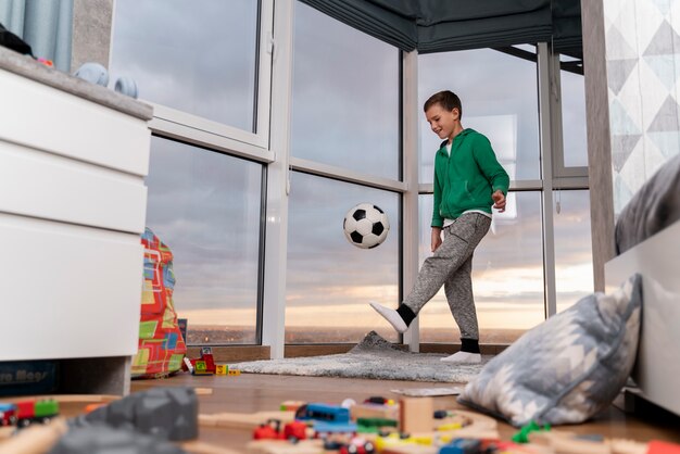 Kind speelt in zijn kamer