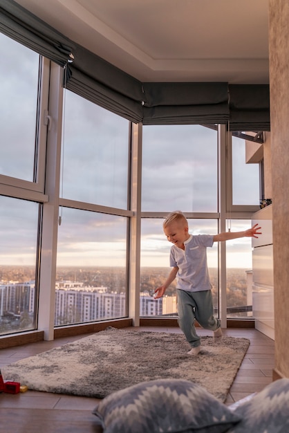 Gratis foto kind speelt in zijn kamer