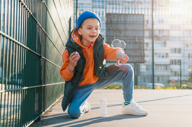 Gratis foto kind speelt met zeepbellen