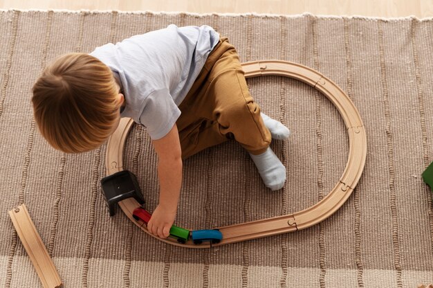 Kind spelen met houten trein volledig schot