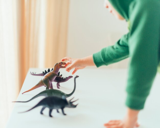 Kind spelen met speelgoed dinosaurussen