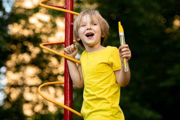 Kind spelen met zeepbellen