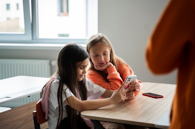 Gratis foto kind studenten op school