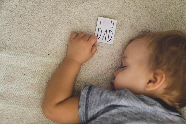 Kind te slapen met een briefje voor zijn vader