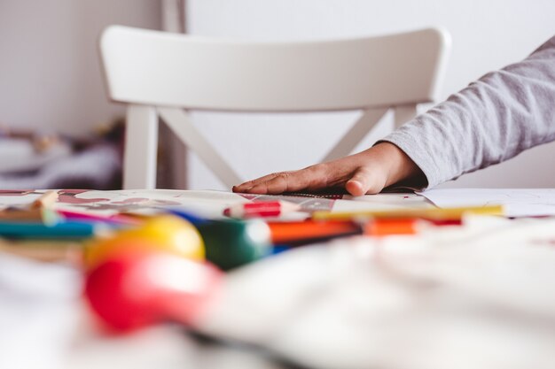 Kind tekenen met kleurrijke potloden