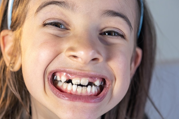 Kind tijdens orthodontistbezoek en controle van de mondholte