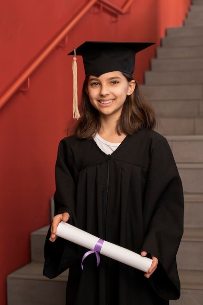 Gratis foto kind vieren kleuterschool afstuderen