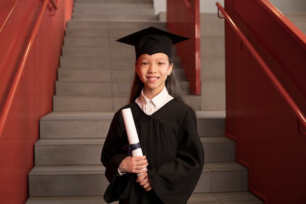 Gratis foto kind vieren kleuterschool afstuderen