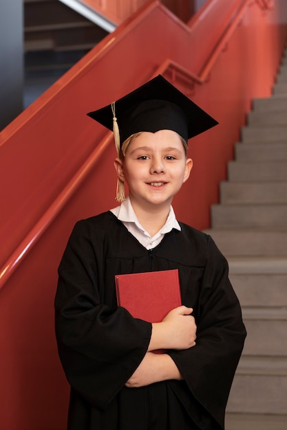 Gratis foto kind vieren kleuterschool afstuderen