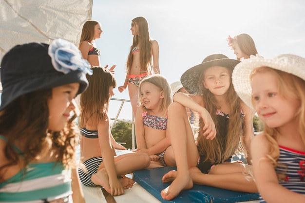 kinderen aan boord van een zeiljacht. tiener of kind meisjes buiten.