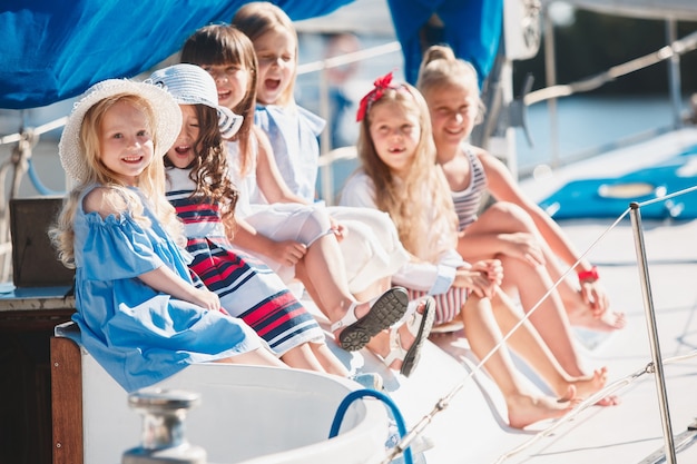 kinderen aan boord van een zeiljacht. tiener of kind meisjes buiten.