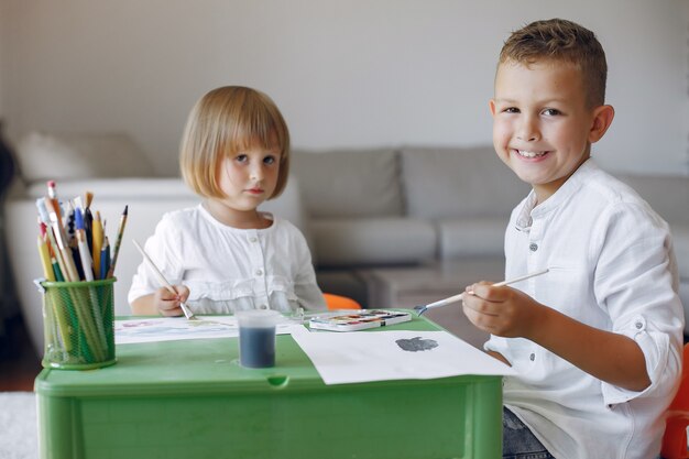 Kinderen aan de groene tafel en tekenen