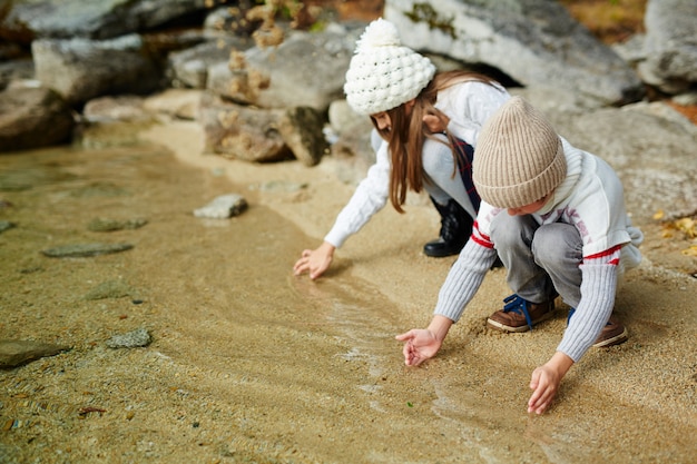 Gratis foto kinderen aan het meer